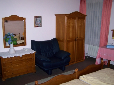 Blick von Eingang Bad/Bett auf Schrank
